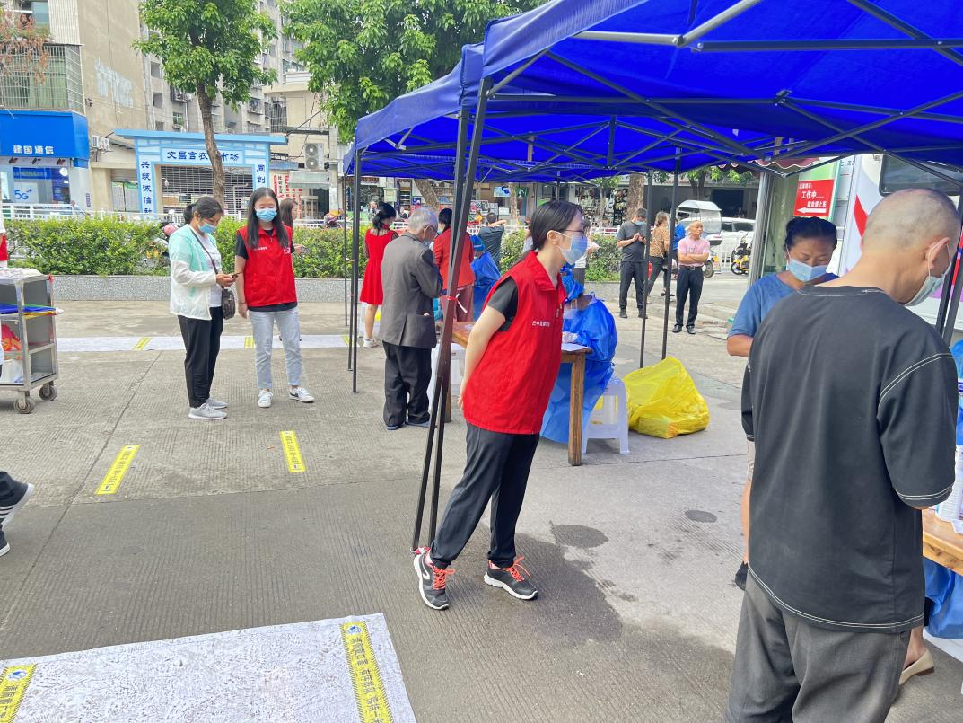 巴中發(fā)展控股集團組織黨員干部下沉社區協(xié)助開(kāi)展防疫工作